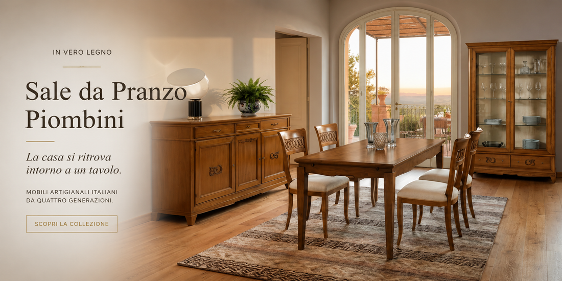 Collezione Sale da Pranzo Piombini in Vero Legno con tavolo, sedie, credenza e vetrina coordinati in un ambiente luminoso ed elegante. Un progetto d'arredo classico e contemporaneo pensato per vivere la casa ogni giorno.