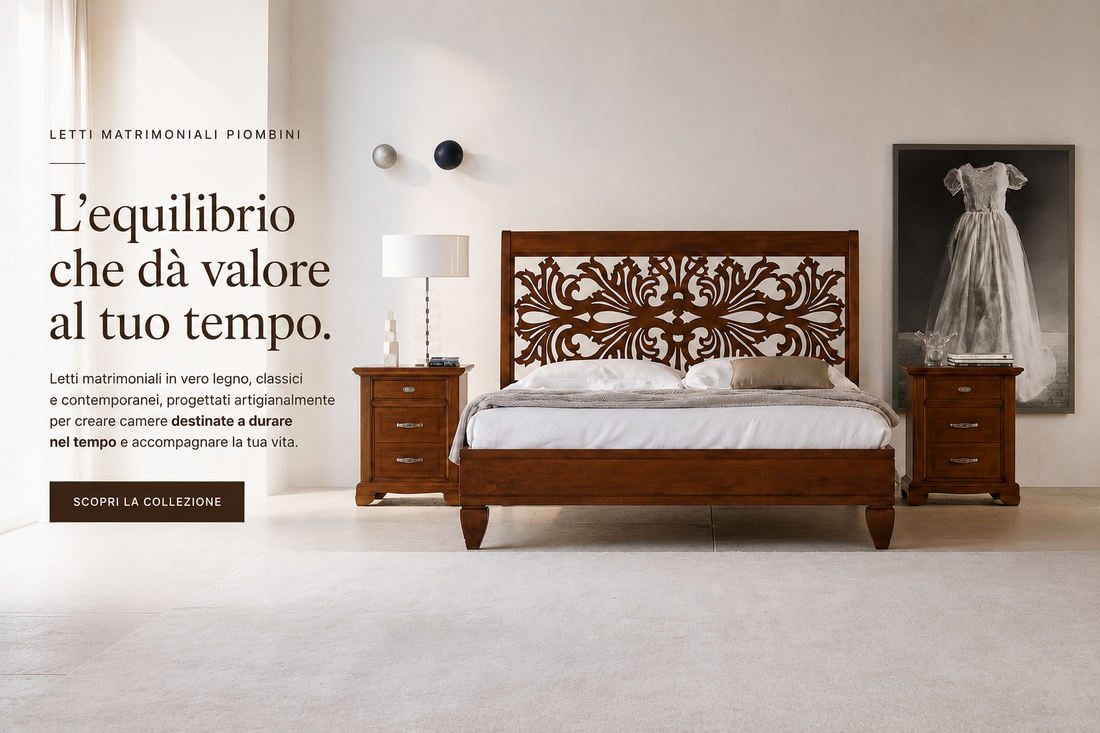 collezione Letti Matrimoniali Piombini con letto frontale in vero legno, testiera traforata, comodini coordinati e ambiente elegante dai toni chiari.