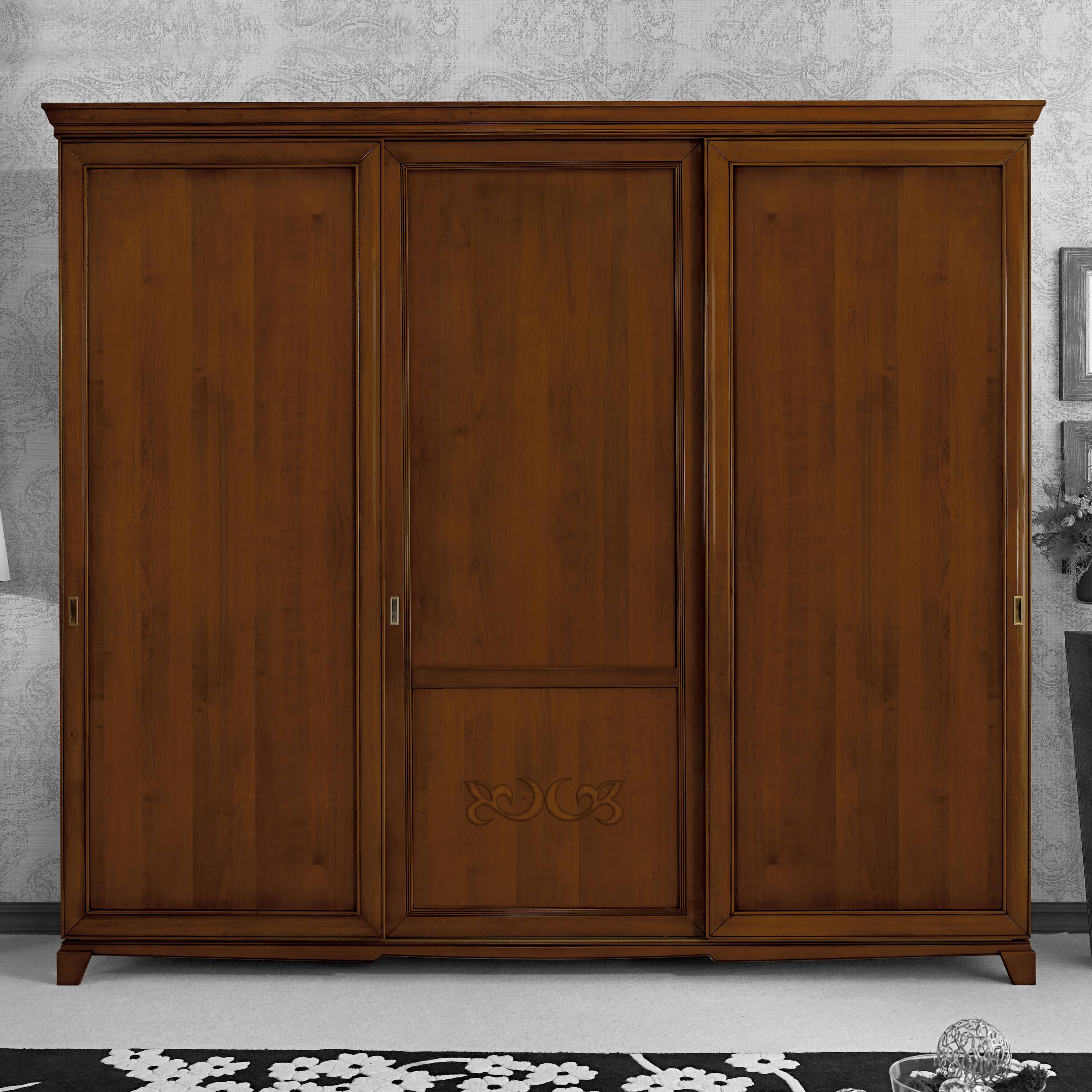 Armadio guardaroba classico in legno D'Este a tre porte scorrevoli P3116 P3117, larghezza 246 cm e 284 cm, con decoro in noce canaletto e struttura artigianale.