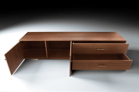 Dettaglio interno della credenza moderna CM2M1 100 ARC Piombini con struttura in noce canaletto e ampi cassetti artigianali