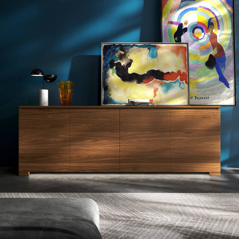 Credenza moderna Modigliani Piombini a quattro ante in legno di noce naturale con formella centrale in marmo Port Saint Laurent, lampada Penta Elisabeth e luce LED, ambientata in un contesto Eleganza Drammatica con parete blu e vaso Venini Ritagli colore Ambra.
