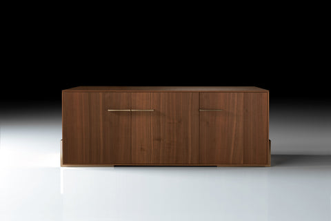 Vista frontale della credenza madia CS1M1/100/ARC Piombini con elegante struttura in vero noce canaletto, design essenziale contemporaneo e raffinate maniglie in finitura bronzo satinato