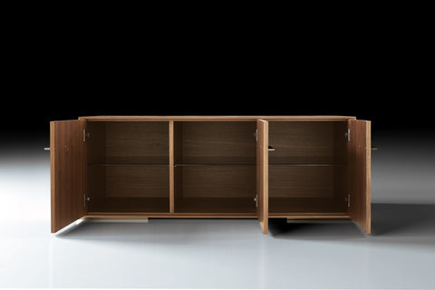 Vista interna della credenza madia CS1M1/100/ARC Piombini con struttura completamente rifinita in vero noce canaletto, ampi vani contenitore e ripiani in vetro per un’eleganza funzionale di alto livello