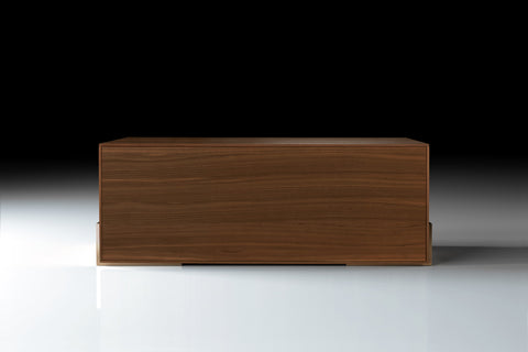 Vista del retro completamente rifinito della credenza madia CS1M1/100/ARC Piombini in vero noce canaletto, progettata per essere collocata anche al centro stanza con eleganza e continuità estetica a 360 gradi