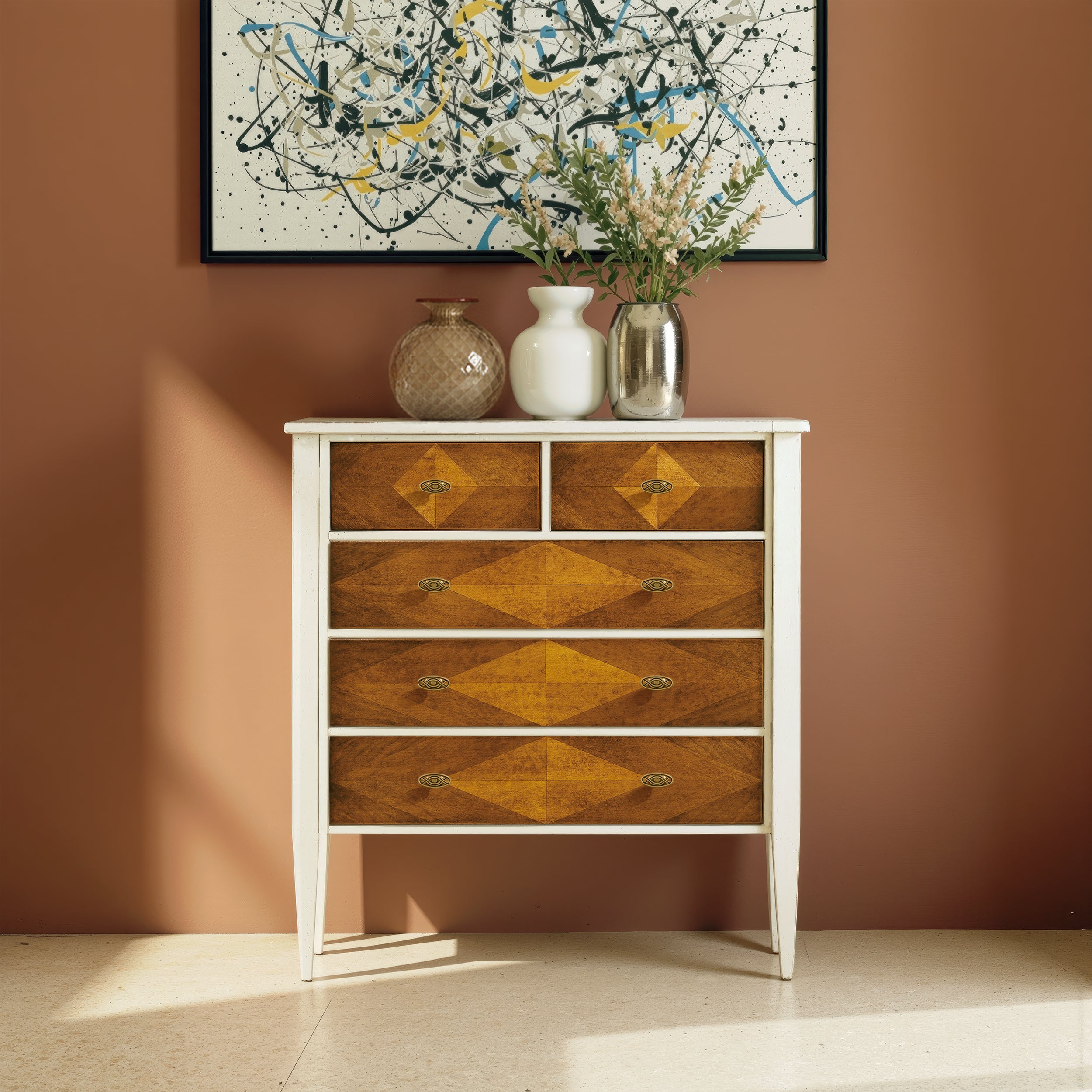 Comò Classico Piccolo con 5 Cassetti Intarsiati Tiziano in finitura 15 Laccato Bianco Consumato Anticato e Patinato. Eleganza senza tempo, contrasti raffinati tra nero vissuto e intarsi caldi, per arredare camera, ingresso o soggiorno con autentico stile Made in Italy.