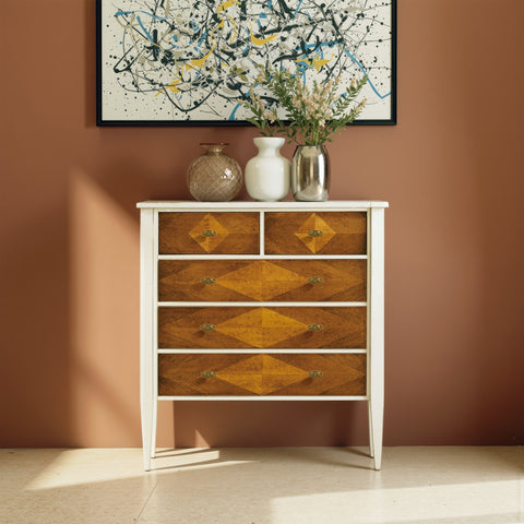 Comò Classico Piccolo con 5 Cassetti Intarsiati Tiziano in finitura 15 Laccato Bianco Consumato Anticato e Patinato. Eleganza senza tempo, contrasti raffinati tra nero vissuto e intarsi caldi, per arredare camera, ingresso o soggiorno con autentico stile Made in Italy.