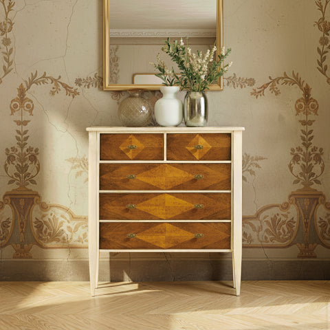 Comò Classico Piccolo con 5 Cassetti Intarsiati Tiziano in finitura 26 Laccato Burro Consumato Anticato e Patinato. Eleganza senza tempo, contrasti raffinati tra nero vissuto e intarsi caldi, per arredare camera, ingresso o soggiorno con autentico stile Made in Italy.