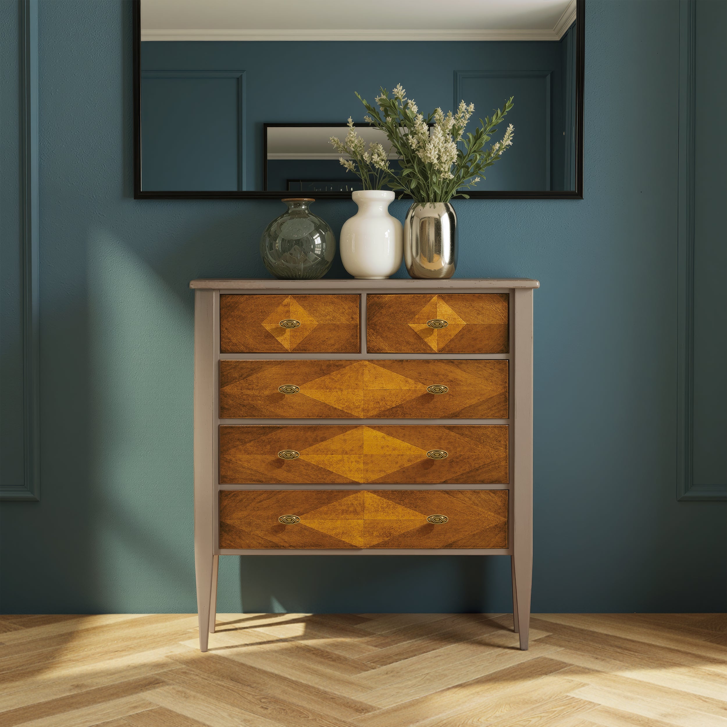 Comò Classico Piccolo con 5 Cassetti Intarsiati Tiziano in finitura 28 Laccato Tortora Consumato Anticato e Patinato. Eleganza senza tempo, contrasti raffinati tra nero vissuto e intarsi caldi, per arredare camera, ingresso o soggiorno con autentico stile Made in Italy.