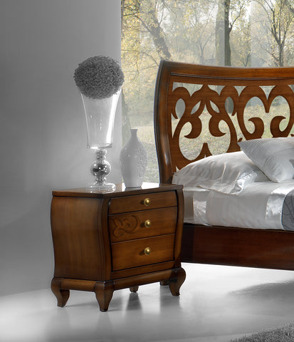 Comodino classico sagomato a tre cassetti in ciliegio con decoro in noce. Collezione Visconti Piombini, mobile artigianale italiano per camera da letto classica.
