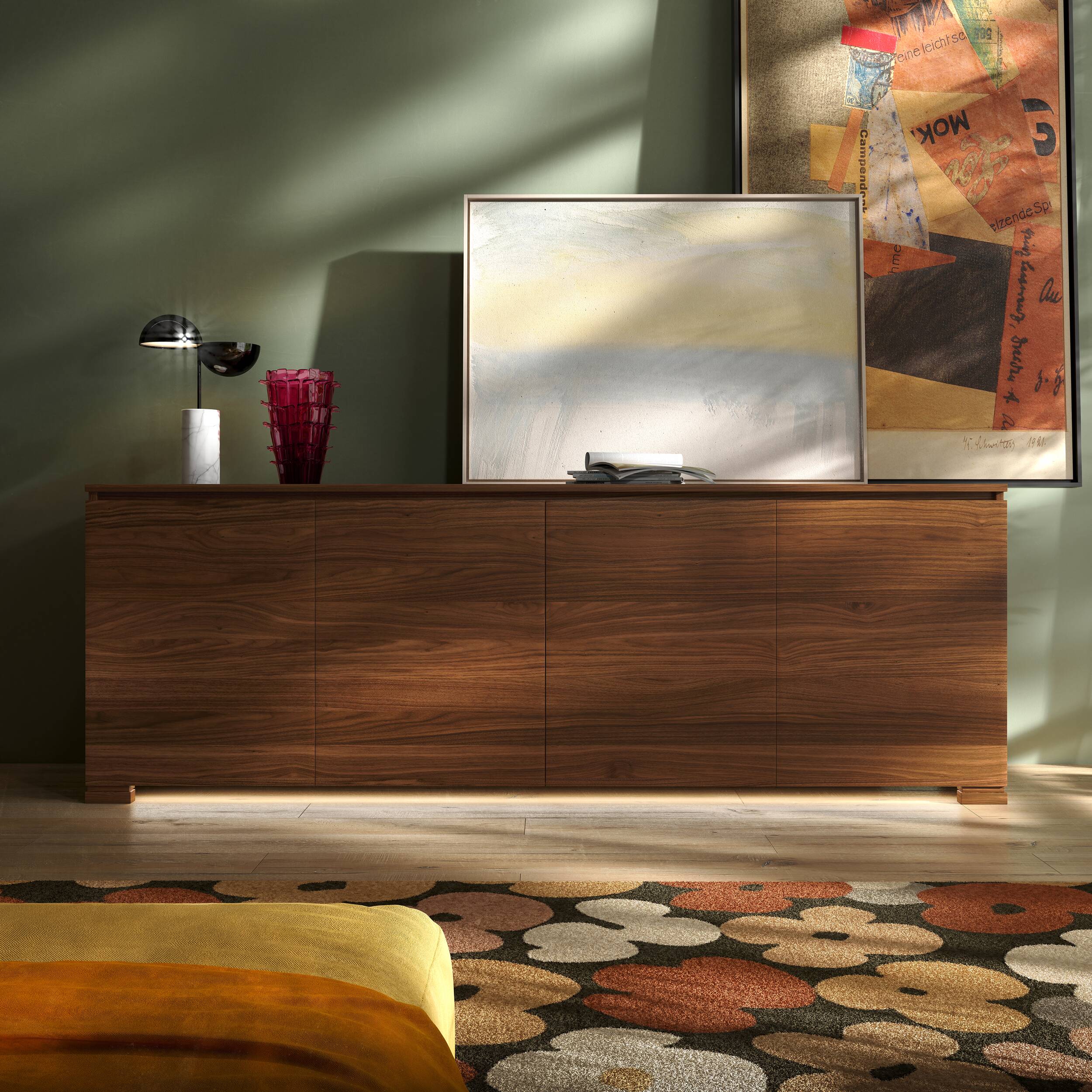 Credenza moderna Modigliani Piombini in legno noce intenso con ante lisce, illuminazione LED, lampada Penta Elisabeth e arredo raffinato in stile Heritage Italiano con parete verde e vaso Venini Ritagli.