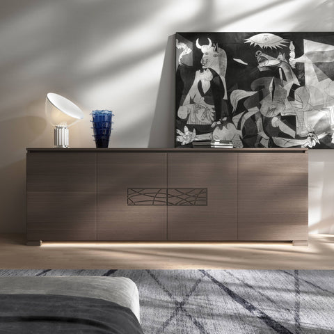 La credenza Modigliani 4 Porte nella finitura Noce Cenere, ambientata nel Mood Minimalismo Nordico.
Eleganza materica, decoro Comete, lampada Flos Taccia, vaso Venini Ritagli e luce LED per uno stile caldo e personale.