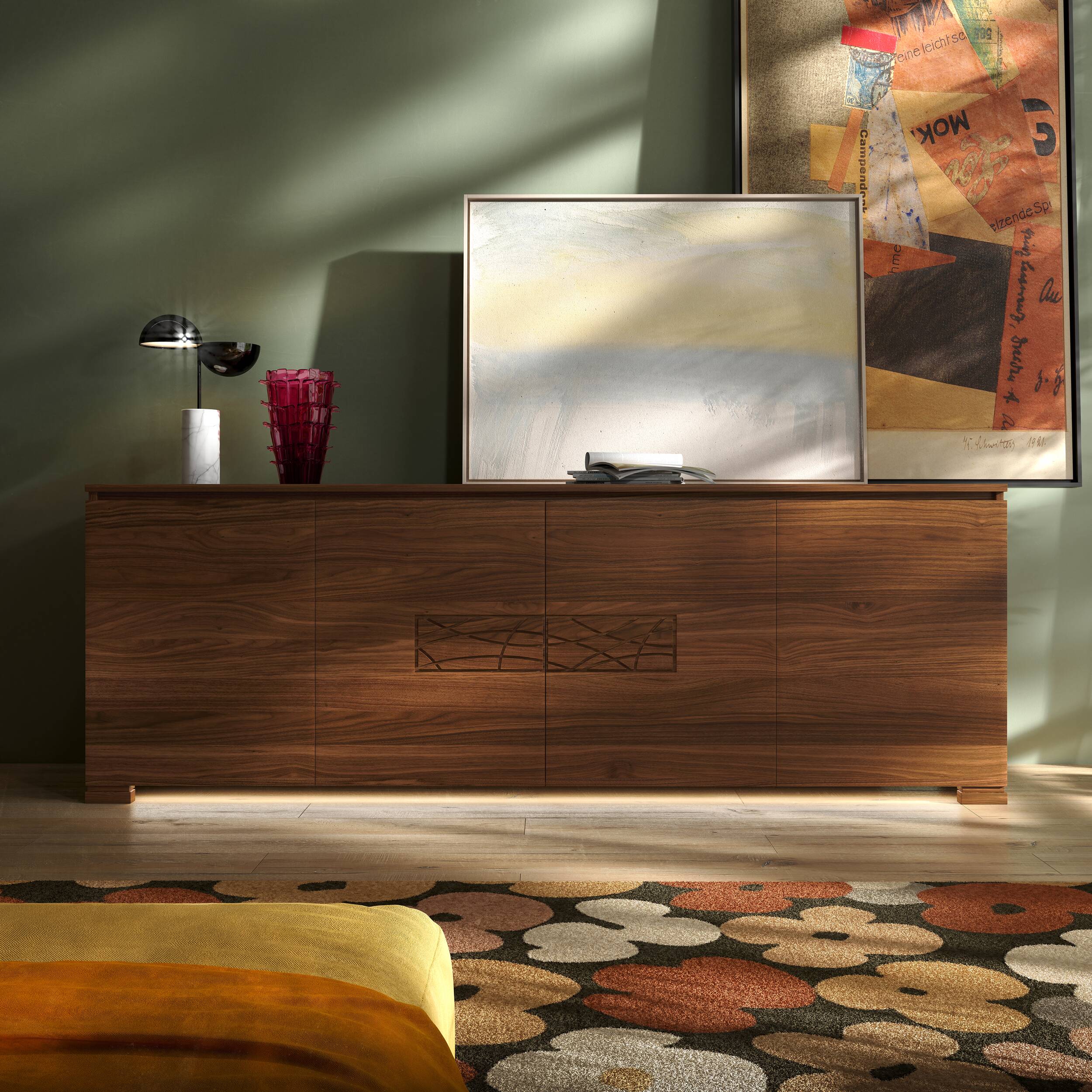Credenza moderna Modigliani Piombini  a quattro ante in noce intenso con decoro Comete inciso e illuminazione LED, lampada Penta Elisabeth in ambiente Heritage Italiano con parete verde e vaso Venini Ritagli.