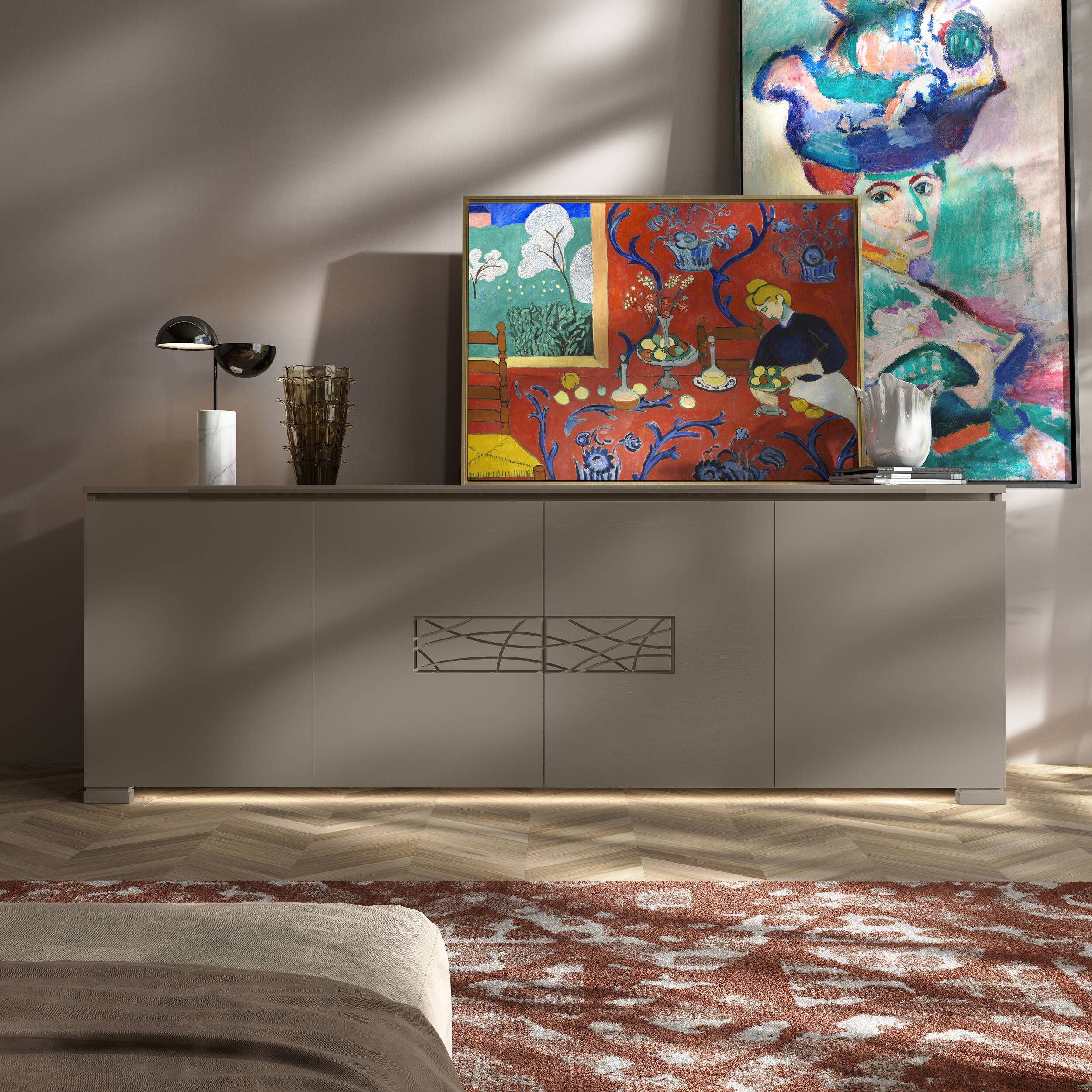 Credenza Modigliani Piombini a 4 ante in finitura Tortora Laccato con decoro Comete; ambientazione in stile Soft Luxury con lampada Penta Elisabeth, vaso Venini Fazzoletto, vaso Venini Ritaglio, tappeto moderno rosso e divano moderno sabbia.