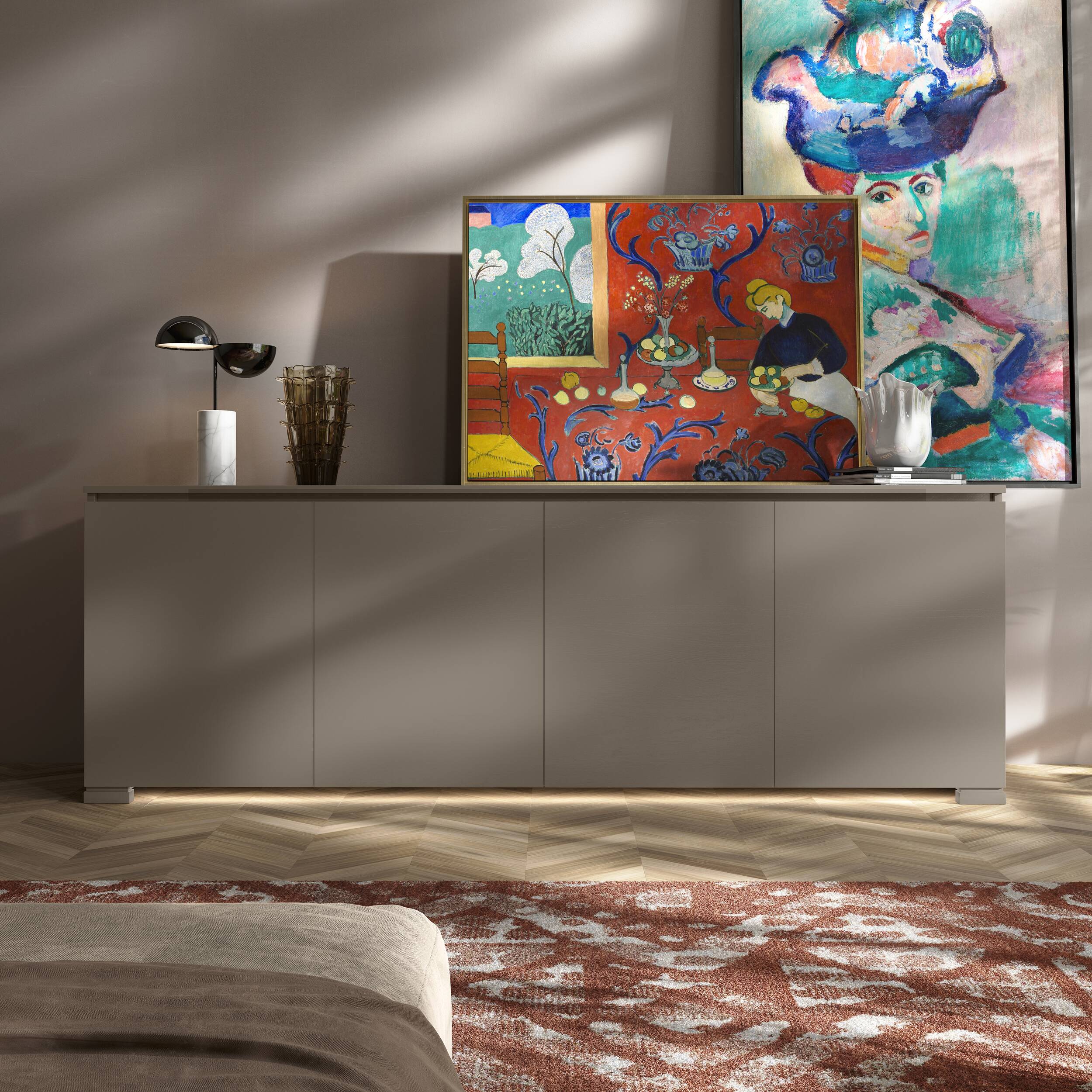Credenza Modigliani Piombini a 4 ante in finitura Tortora Laccato con ante liscie; ambientazione in stile Soft Luxury con lampada Penta Elisabeth, vaso Venini Fazzoletto, vaso Venini Ritaglio, tappeto moderno rosso e divano moderno sabbia.