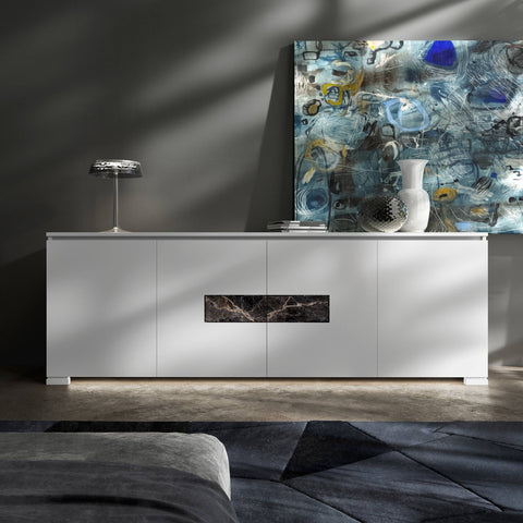 Credenza Modigliani Piombini a 4 ante in finitura Bianco Laccato con inserto in marmo nero Port Saint Lauren; ambientazione in stile Soft Modern con lampada Flos Bon Jour, vaso Venini Monofiore Balloton fumè, vaso Venini Opalino, tappeto geometrico blu e divano moderno grigio.
