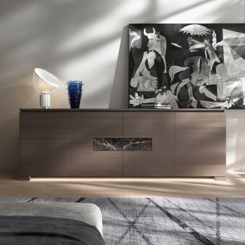 La credenza Modigliani 4 Porte nella finitura Noce Cenere, ambientata nel Mood Minimalismo Nordico.
Eleganza materica, marmo Nero Port Saint Laurent, lampada Flos Taccia, vaso Venini Ritagli e luce LED per uno stile caldo e personale.