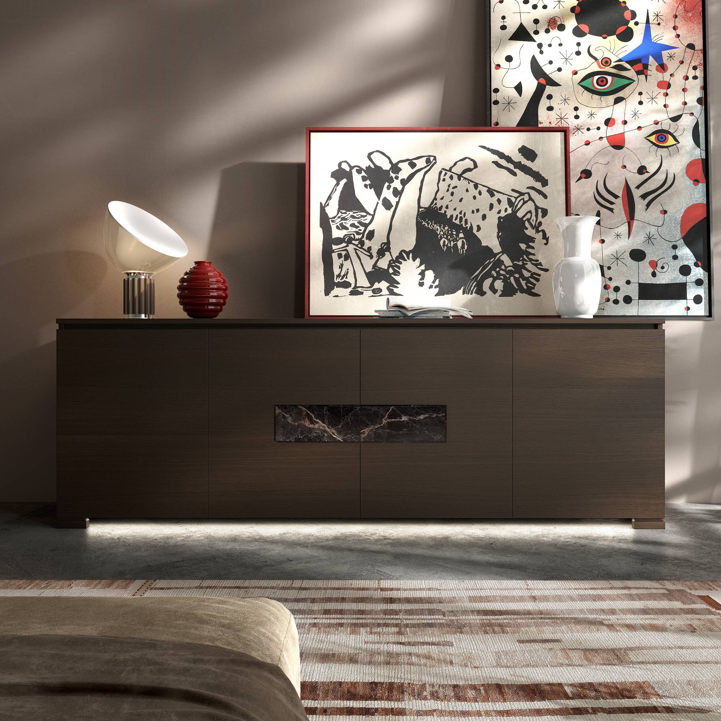 La credenza Modigliani 4 Porte nella finitura Noce Moka, ambientata nel Mood Etnico Moderno.
Eleganza materica, marmo Nero Port Saint Laurent, lampada Flos Taccia, vaso Venini Opalino, vaso Venini Deco e luce LED per uno stile caldo e personale.