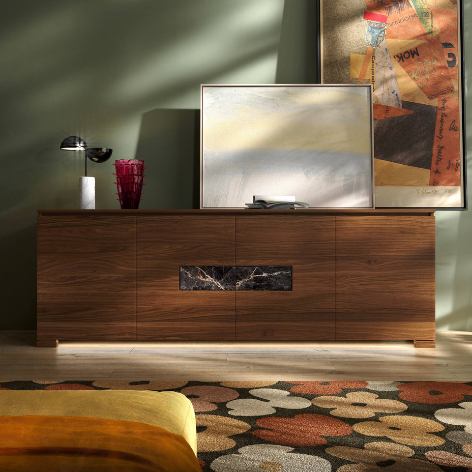 Buffet moderne Modigliani Piombini en bois noyer intense avec panneau central en marbre Port Saint Laurent et base éclairée par LED, lampe Penta Elisabeth dans un espace Heritage Italiano avec mur vert et vase Venini Ritagli.