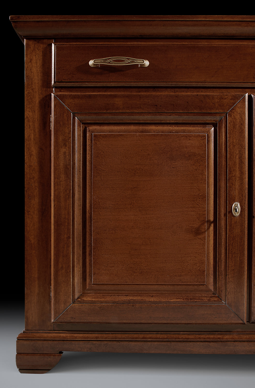 Dettaglio dell'anta con Bugna per la Credenza madia contenitore classica in legno di ciliegio, 2 porte con bugna,1 cassetto, collezione Arte Piombini 8810B