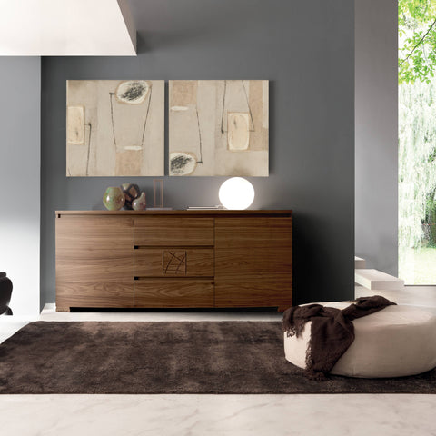 Credenza Moderna Sagomata due porte tre cassetti Noce Naturale Formella Modigliani Piombini Ambientata 8212F 