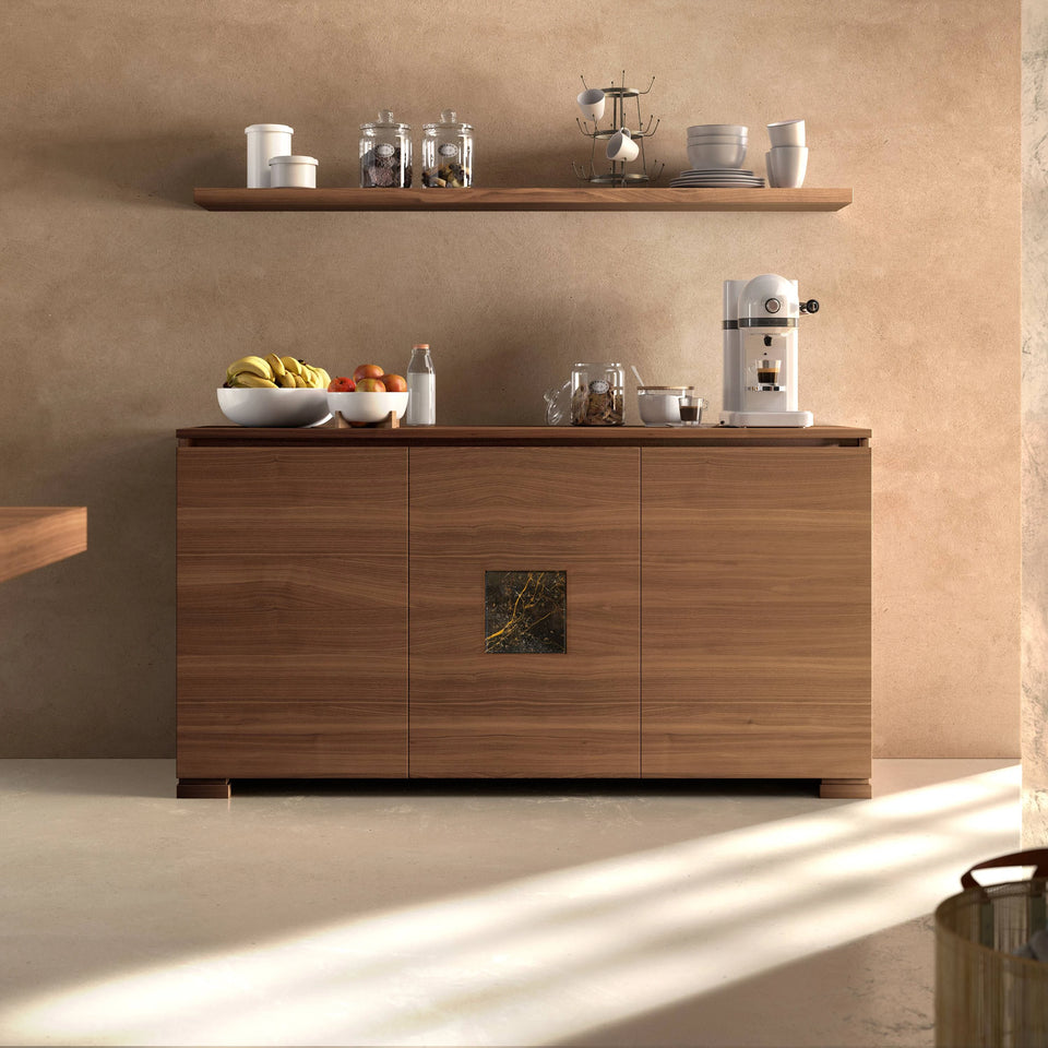 Petit buffet moderne à trois portes en noyer avec insert central en marbre, collection Modigliani de Piombini. Design compact et élégant, idéal pour cuisine ou salon. Artisanat italien de haute qualité alliant fonctionnalité et style contemporain.