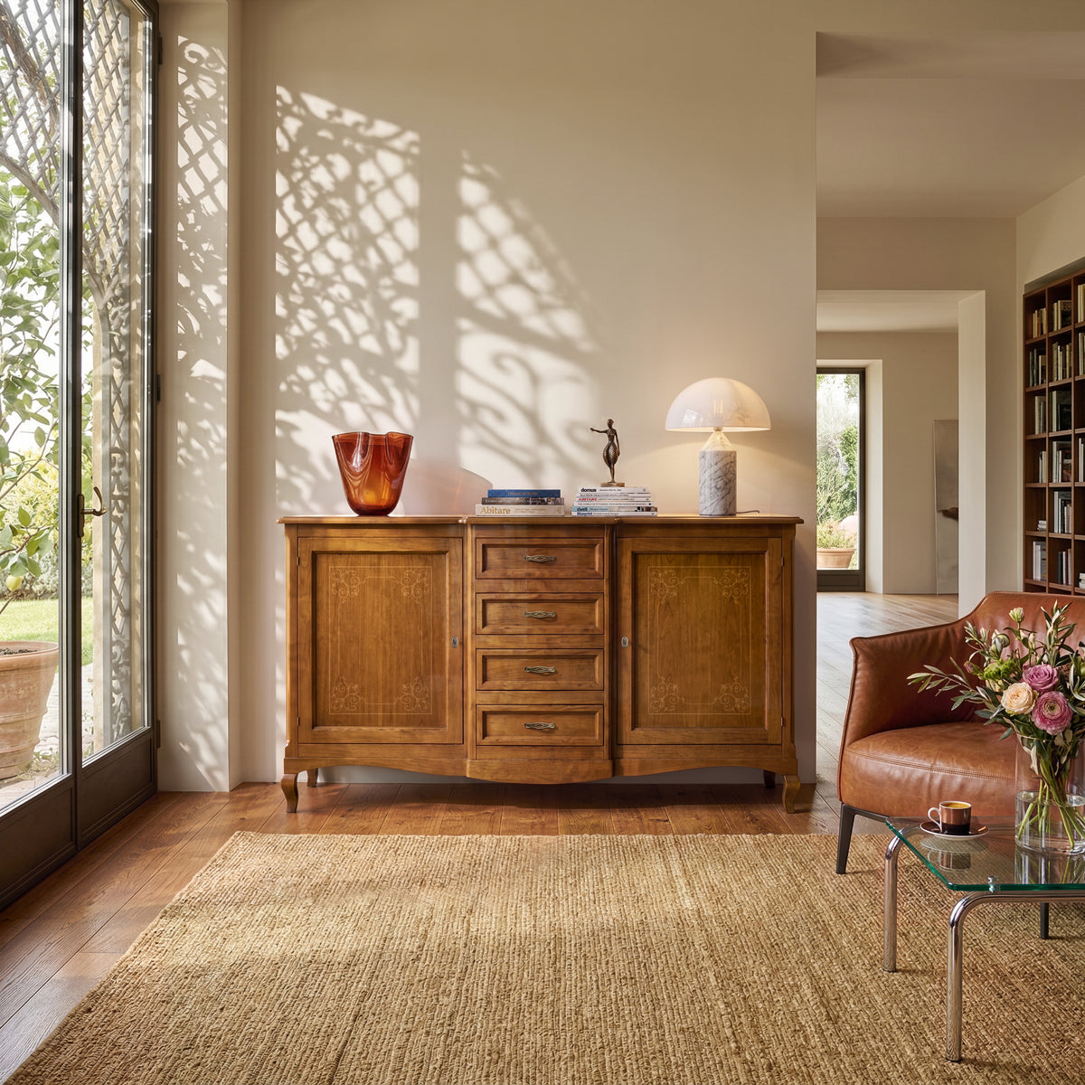Credenza classica in legno di noce con intarsio floreale Tiziano RH608 in ambiente soggiorno elegante con arredi contemporanei e luce naturale