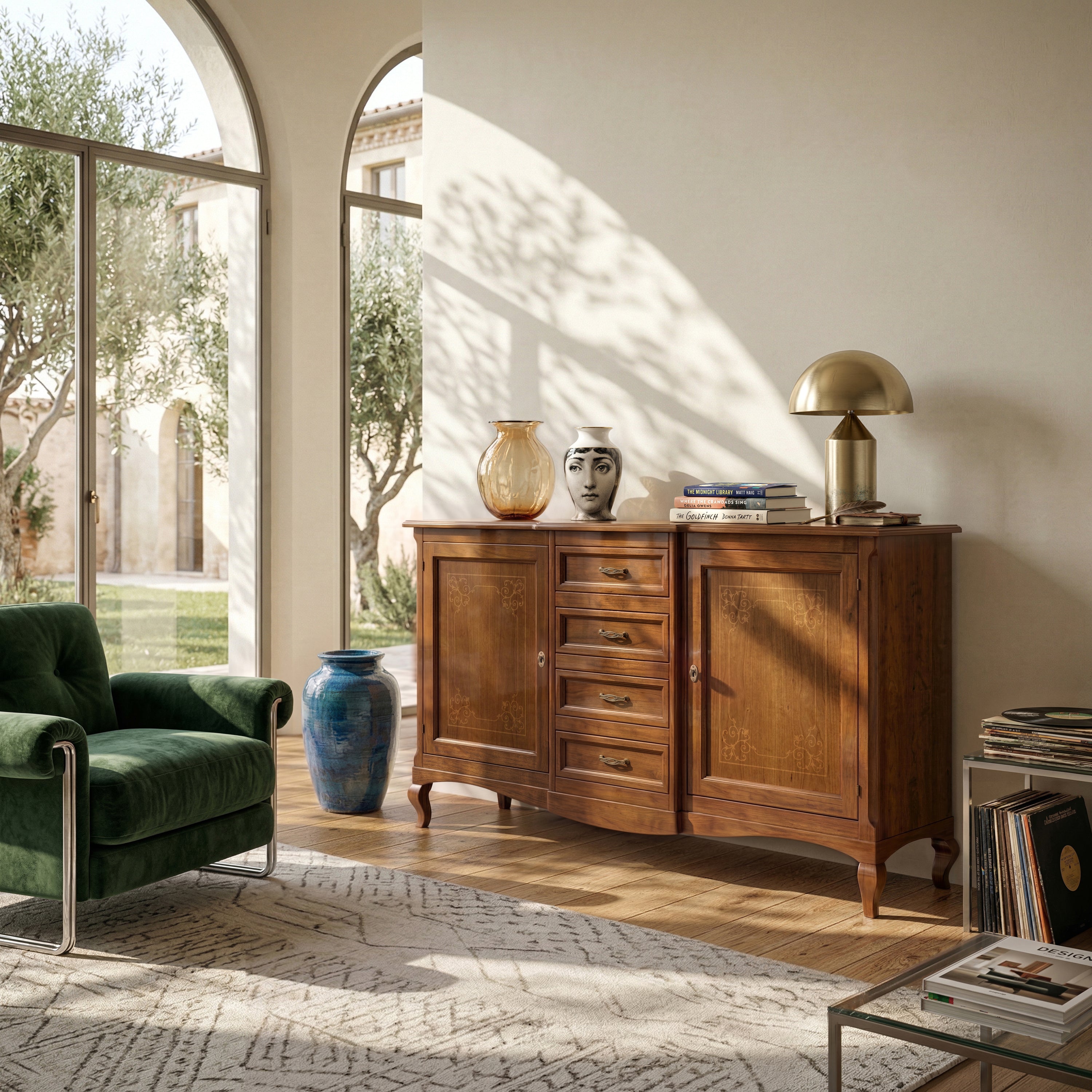 Credenza classica in legno di noce con intarsio floreale, 2 ante e 4 cassetti collezione Tiziano RH608 inserita in soggiorno luminoso con luce naturale