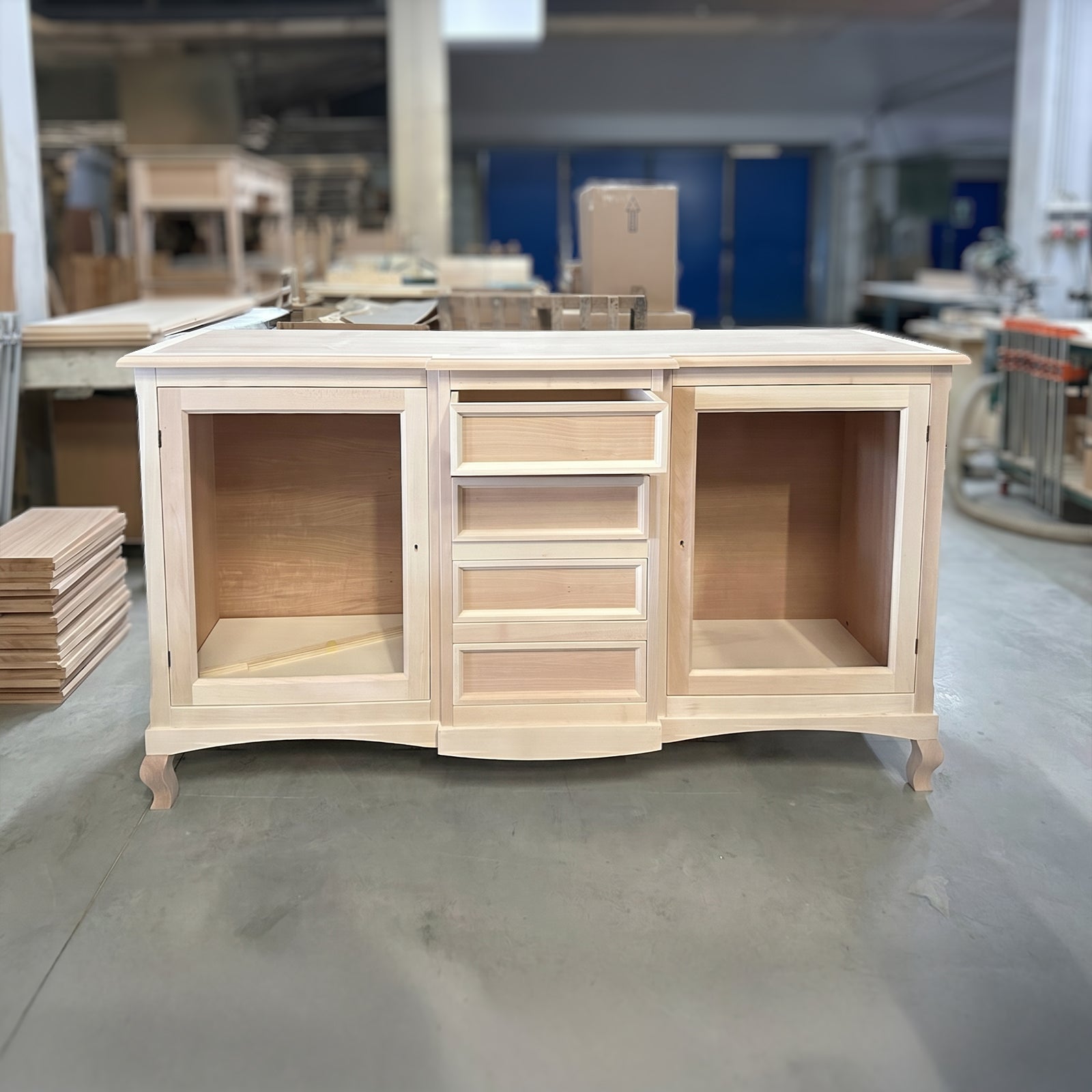 Credenza classica Tiziano RH608 allo stato grezzo non verniciato, struttura in legno a vista che mostra qualità costruttiva e lavorazione artigianale