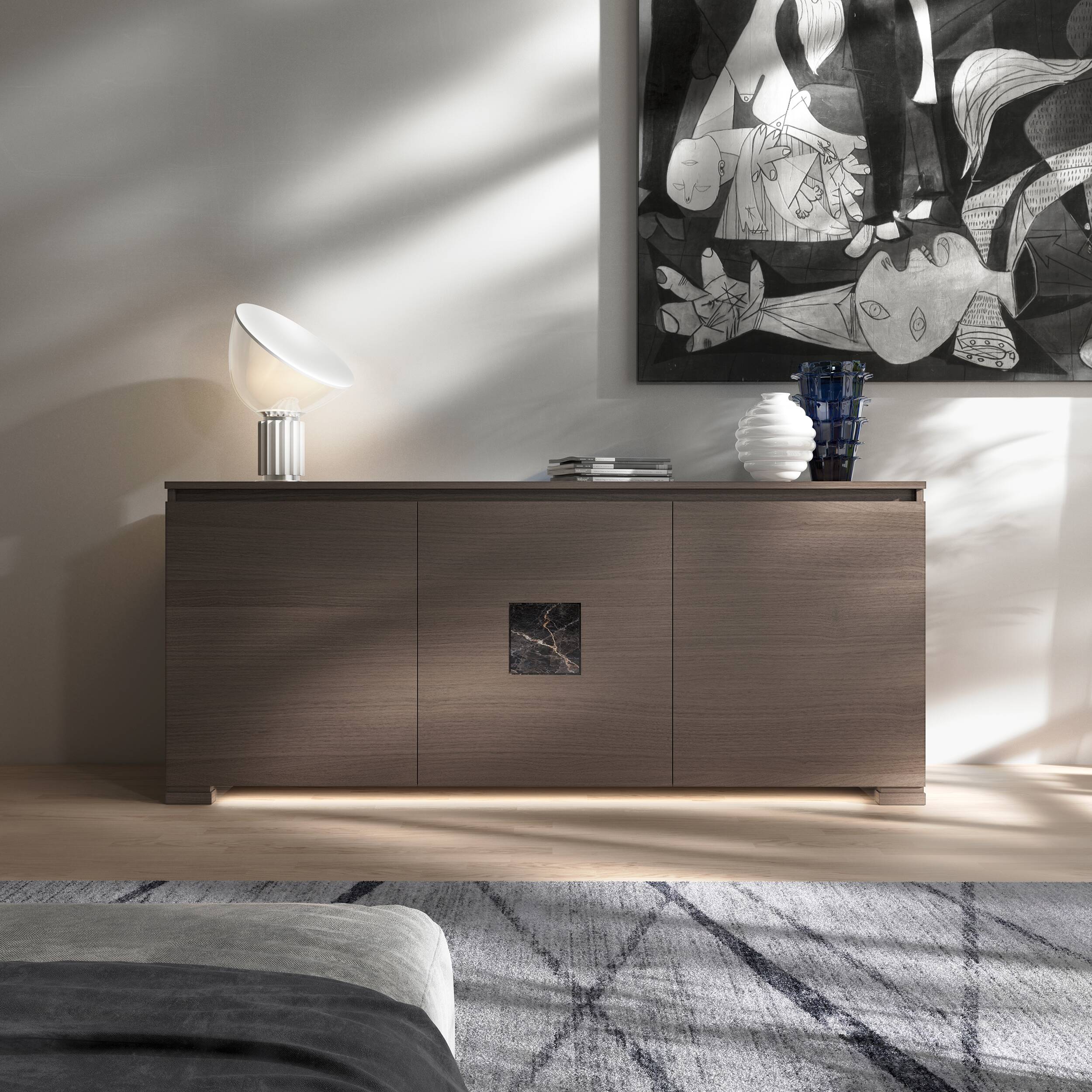 Credenza Modigliani Piombini a 3 ante in finitura Cenere con inserto in marmo nero Port Saint Lauren; ambientazione in stile Minimalismo Nordico con lampada Flos Taccia, vaso Venini Deco bianco e vaso Venini Ritaglio blu, tappeto geometrico e divano moderno grigio.