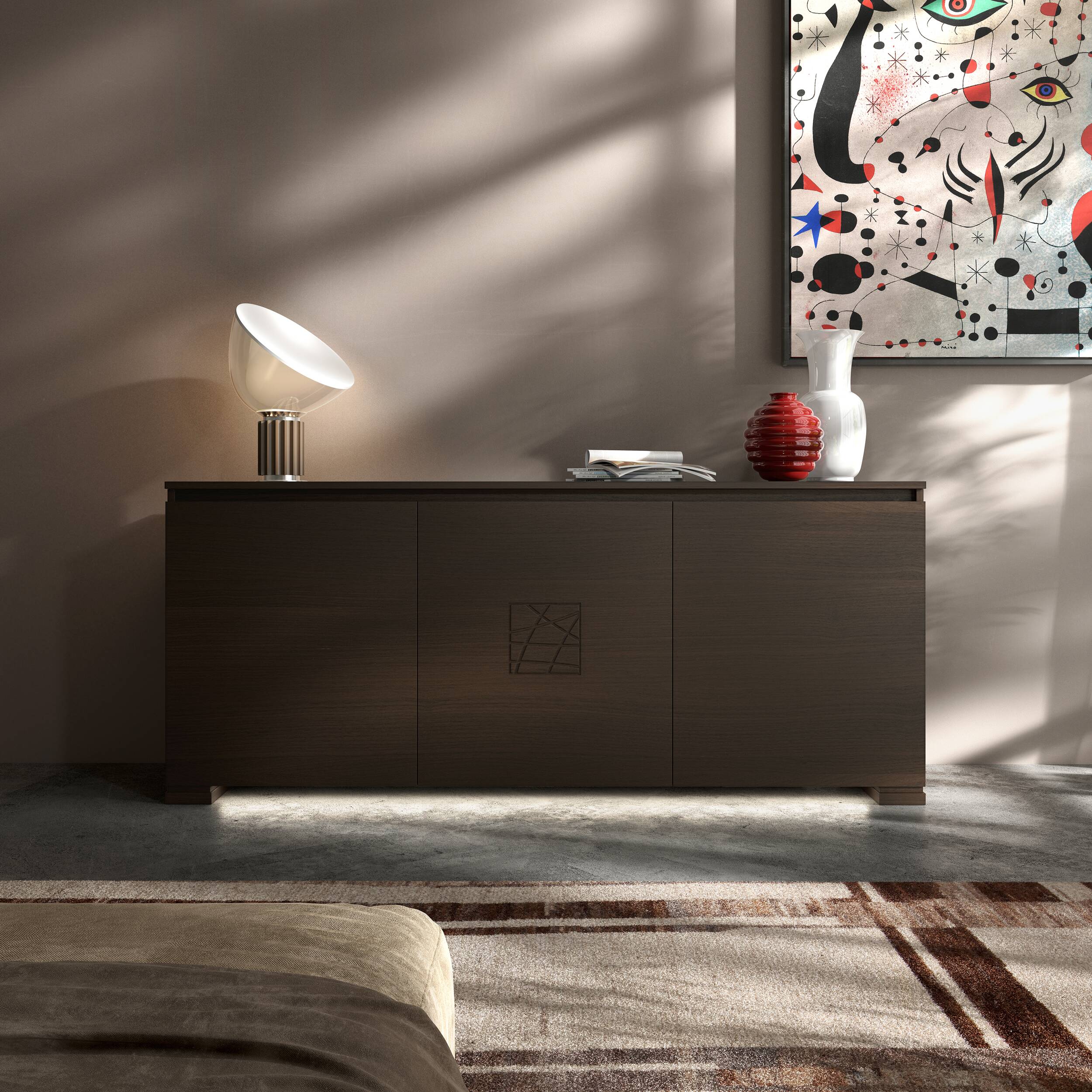 La credenza Modigliani 3 Porte nella finitura Noce Moka, ambientata nel Mood Etnico Moderno.
Eleganza materica, decoro Comete, lampada Flos Taccia, vaso Venini Opalino, vaso Venini Deco e luce LED per uno stile caldo e personale.