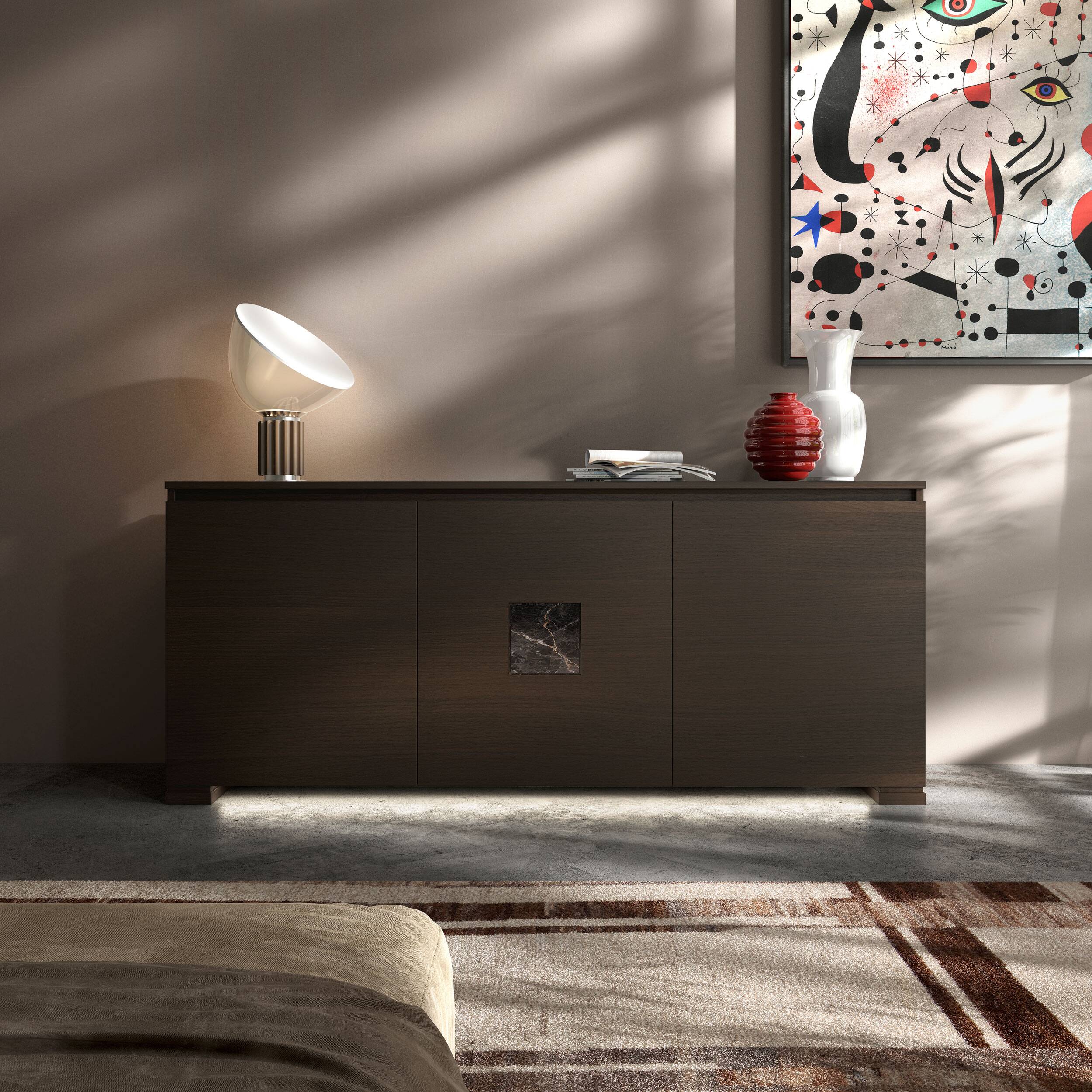 La credenza Modigliani 3 Porte nella finitura Noce Moka, ambientata nel Mood Etnico Moderno.
Eleganza materica, marmo Nero Port Saint Laurent, lampada Flos Taccia, vaso Venini Opalino, vaso Venini Deco e luce LED per uno stile caldo e personale.