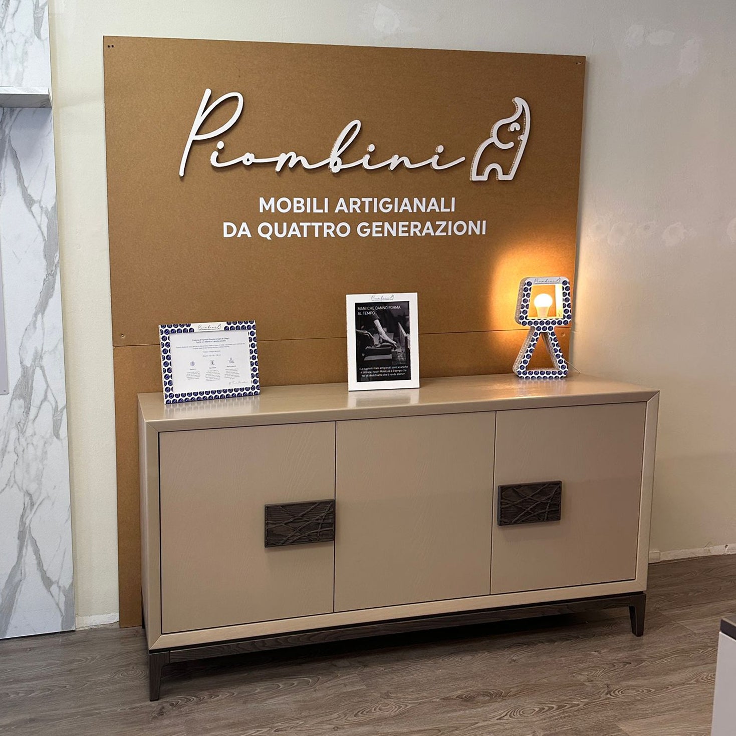 Foto della Credenza Tre Porte in Legno di Frassino con Maniglie Incise Modigliani P7039 nella nostra bottega di verona