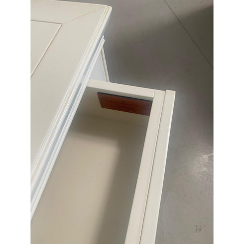 Dettaglio del cassetto interno del comodino codice P3100/L/26 con firma Piombini applicata. La laccatura chiara rifinita a mano si estende anche alle superfici interne, confermando la qualità artigianale dell’intero mobile. La firma Piombini, elegante e discreta, testimonia l’autenticità del prodotto e il valore della manifattura. Un elemento che unisce estetica, funzionalità e orgoglio della tradizione italiana.