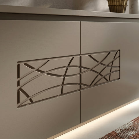 Detail der handwerklichen Verarbeitung von Comete auf taupefarben lackierten Fronten des TV-Möbels Modigliani 9208F mit integrierter dimmbarer LED-Beleuchtung