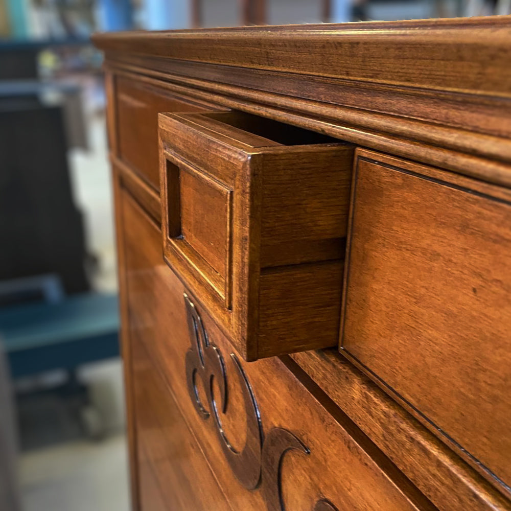 Dettaglio del Segreto del comò contenitore classico in legno con decori in noce e con segreto 5 cassetti finitura ciliegio collezione Arte D'Este Piombini Mobili Classici Italiani P3102