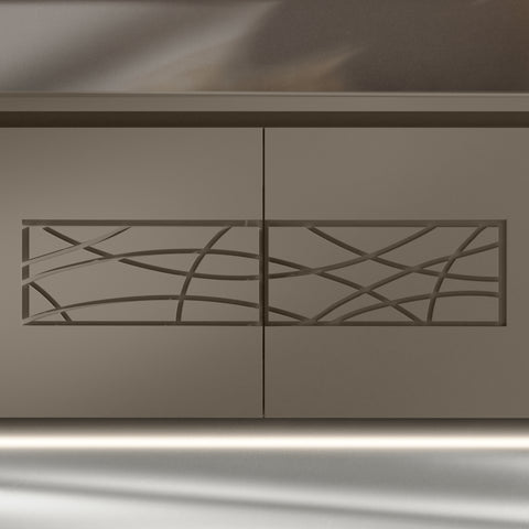 alt
Detail der geschnitzten Comete-Verzierung auf taubengrauen Lacktüren des TV-Möbels Modigliani 9208F, handwerkliche Verarbeitung von Piombini mit LED-Licht