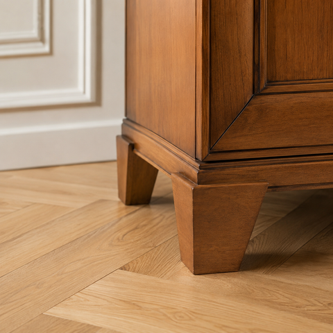 Dettaglio del piede rastremato e della cornice inferiore della credenza classica D'Este P3010 Piombini in finitura GRN14 Bassano Chiaro Anticato.