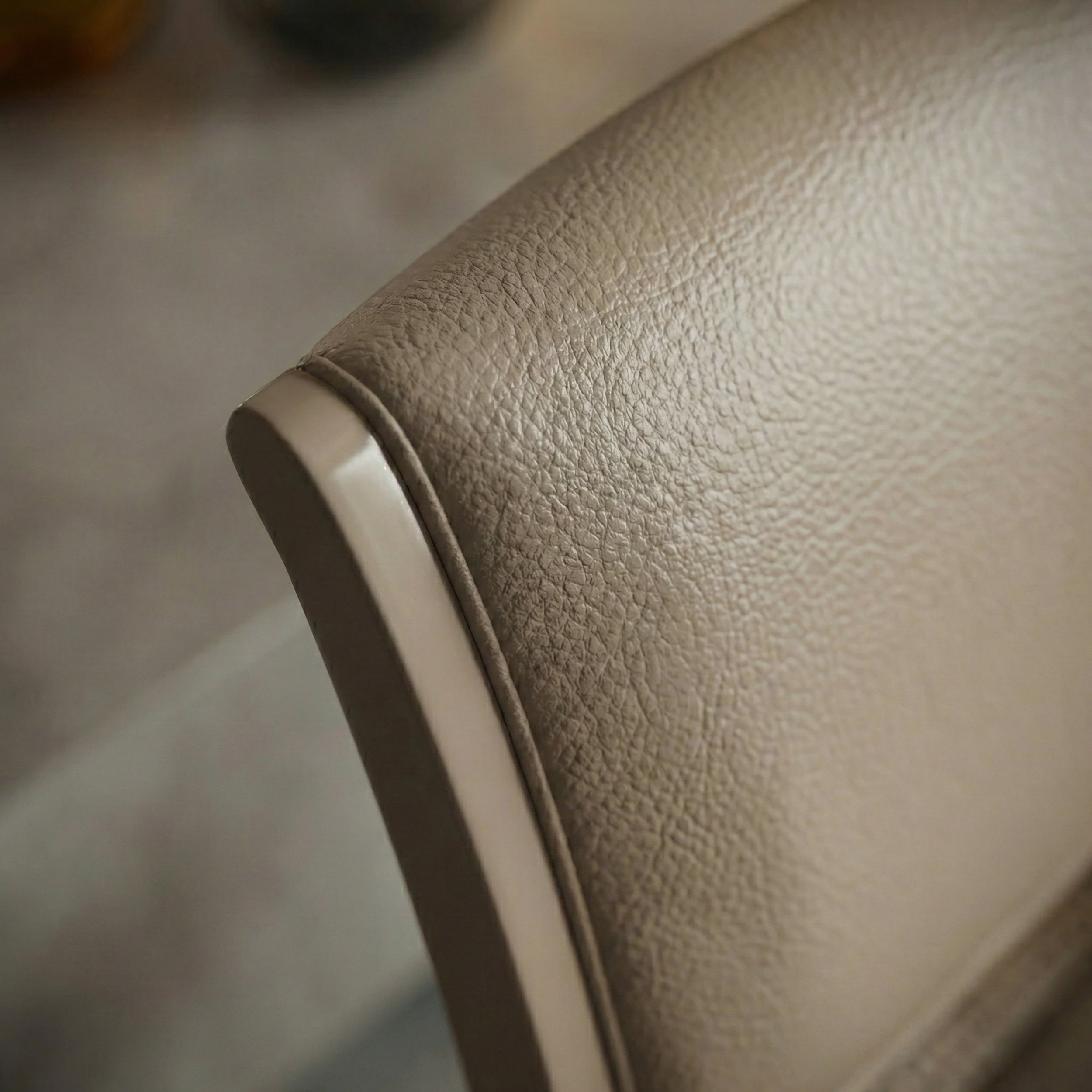 Sedia in Legno di Noce Imbottita e Rivestita in Vera Pelle - Modigliani