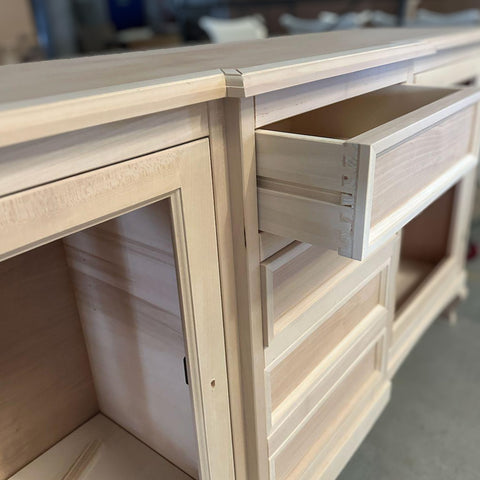 Dettaglio credenza Tiziano RH608 allo stato grezzo con cassetto aperto e giunzioni a coda di rondine, costruzione in legno a vista che evidenzia la qualità artigianale