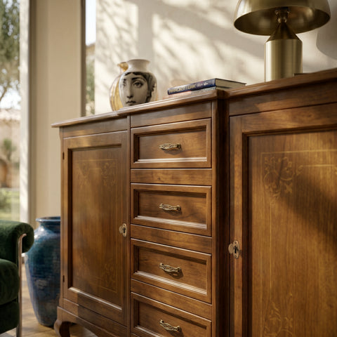 Dettaglio frontale credenza classica Tiziano RH608 in legno di noce con 4 cassetti, maniglie e chiavi con finitura ottone anticato e intarsio floreale sulle ante