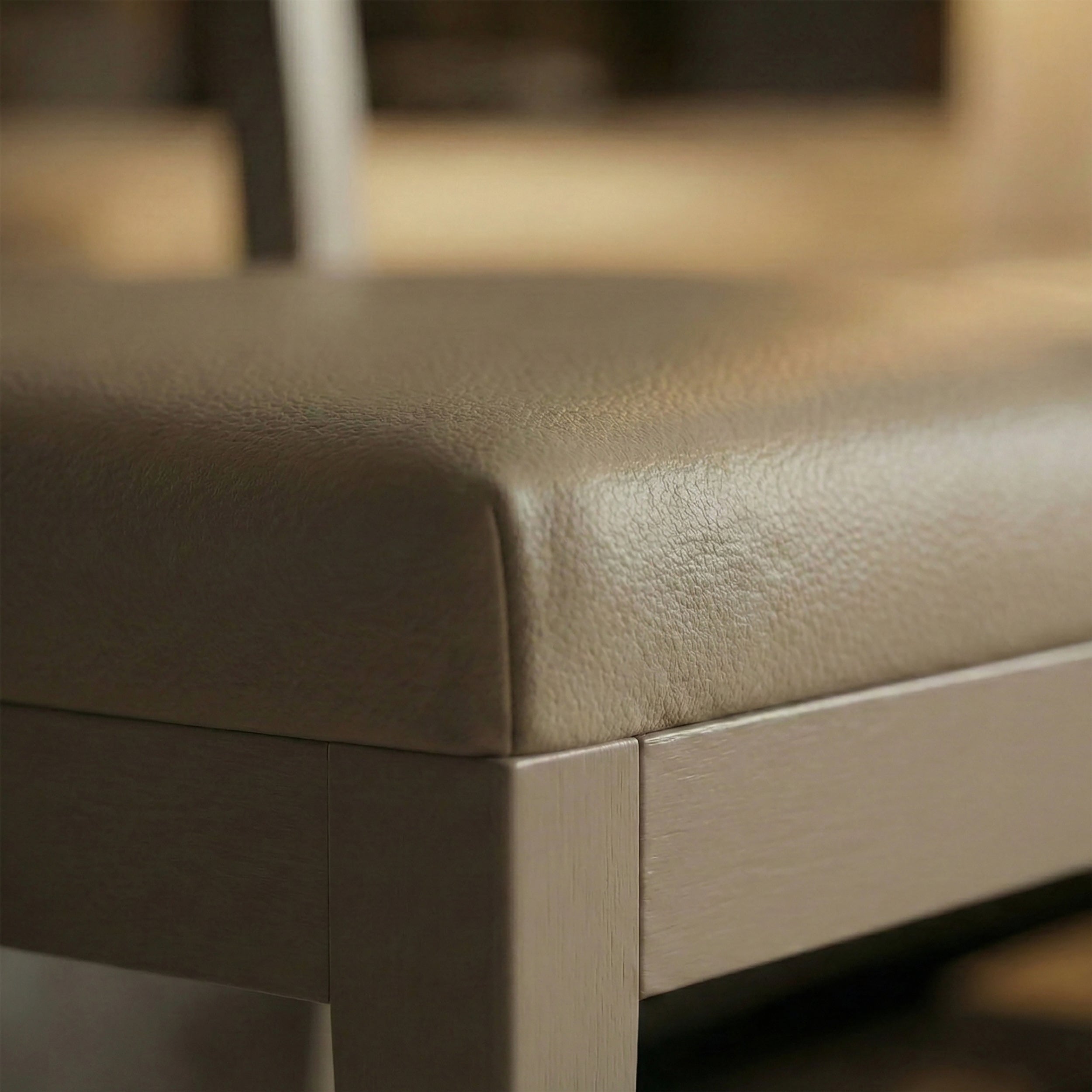 Sedia in Legno di Noce Imbottita e Rivestita in Vera Pelle - Modigliani