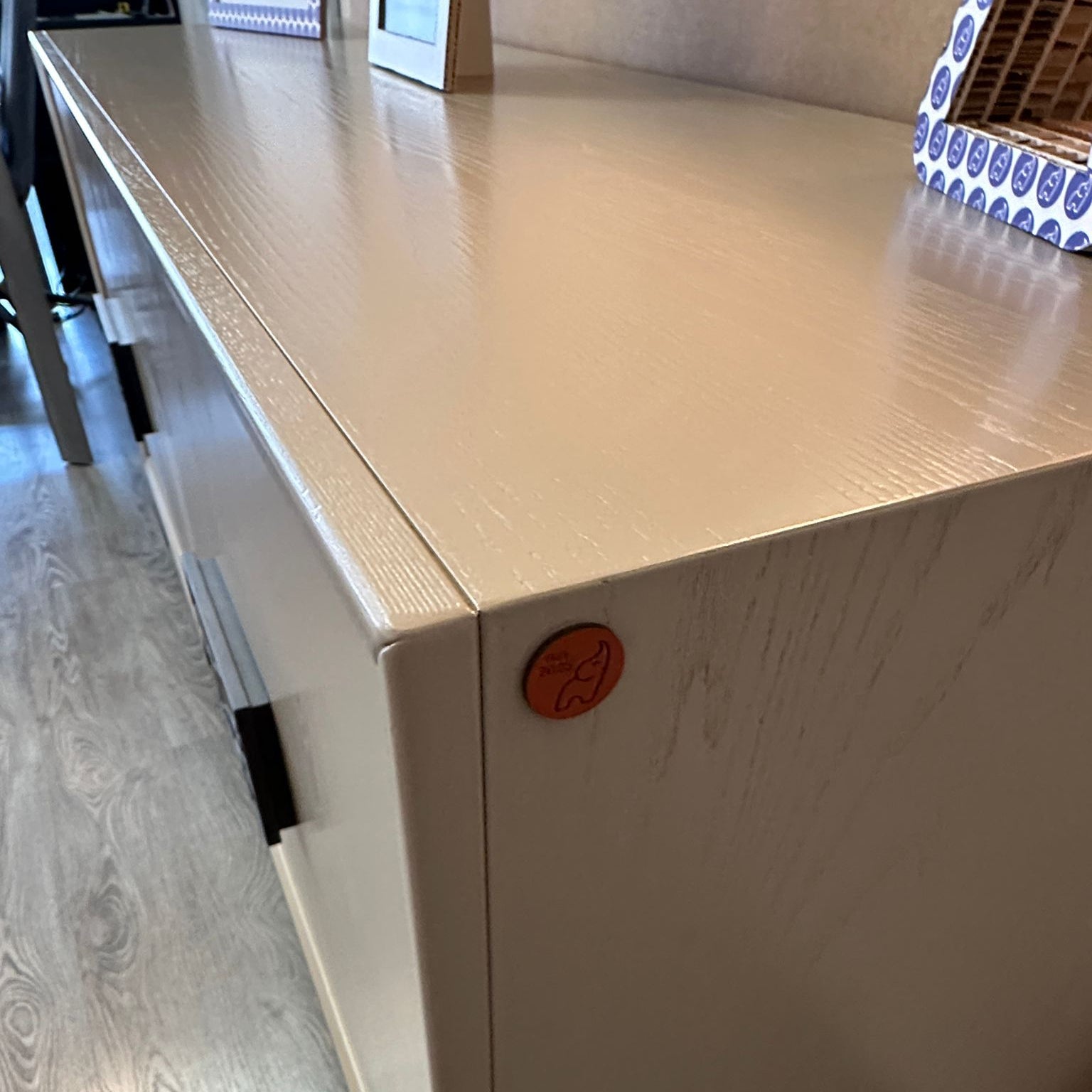 Foto di dettaglio della Credenza Tre Porte in Legno di Frassino con Maniglie Incise Modigliani P7039 nella nostra bottega di verona