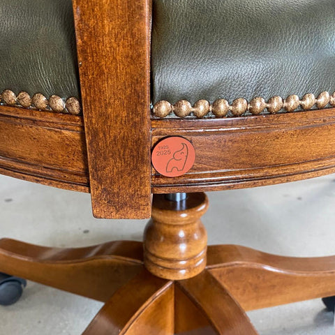 Dettaglio Marchietto Poltrona girevole classica in legno, rivestita in vera pelle, collezione Arte Piombini Mobili Classici Italiani 8855
