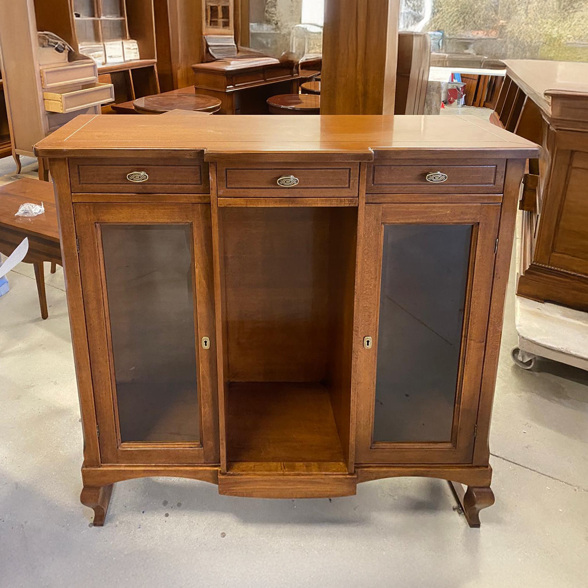 Consolle classica Tiziano RH842 con 3 cassetti e ripiani regolabili, elegante e funzionale. Una consolle classica elegante e pratica. Perfetta in salotto, ingresso o dietro al divano, unisce bellezza e funzionalità.