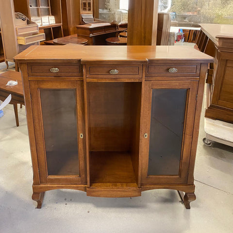 Consolle classica Tiziano RH842 con 3 cassetti e ripiani regolabili, elegante e funzionale. Una consolle classica elegante e pratica. Perfetta in salotto, ingresso o dietro al divano, unisce bellezza e funzionalità.