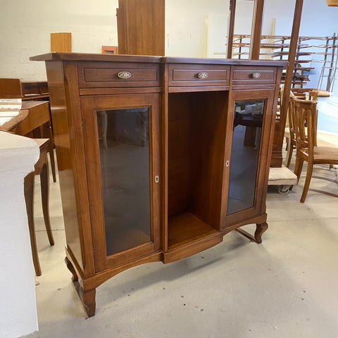 Consolle classica Tiziano RH842 con 3 cassetti e ripiani regolabili, elegante e funzionale. Una consolle classica elegante e pratica. Perfetta in salotto, ingresso o dietro al divano, unisce bellezza e funzionalità.