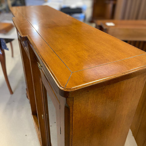 Consolle classica Tiziano RH842 con 3 cassetti e ripiani regolabili, elegante e funzionale. Una consolle classica elegante e pratica. Perfetta in salotto, ingresso o dietro al divano, unisce bellezza e funzionalità.