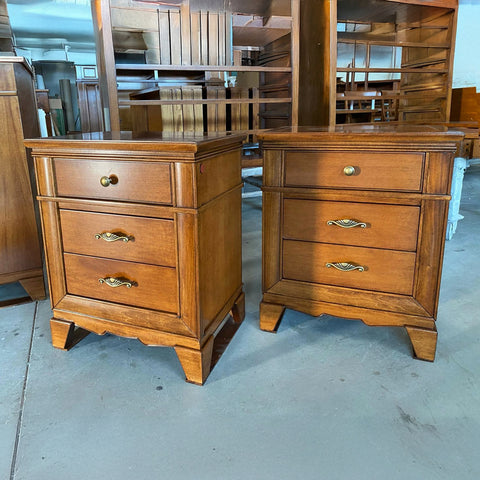 Gruppo Comò e Comodini contenitori della linea classica in legno finitura ciliegio con decori in noce la specchiera in regalo Arte D'Este Piombini Mobili Classici Italiani GRU04