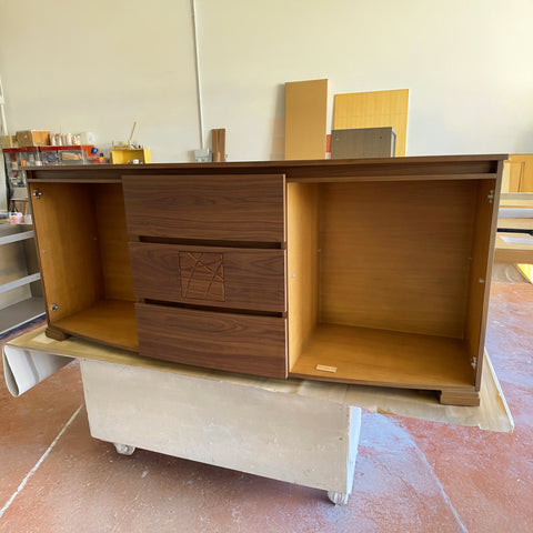 Modern geformtes Sideboard aus Walnussholz mit Schubladen von Modigliani Piombini