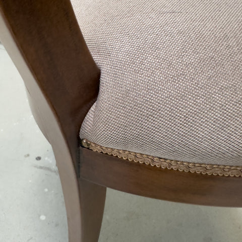 Unione perfetta tra il legno massello e il tessuto di qualità sartoriale. Rifiniture eleganti e precisione artigianale definiscono lo stile esclusivo di questa sedia.